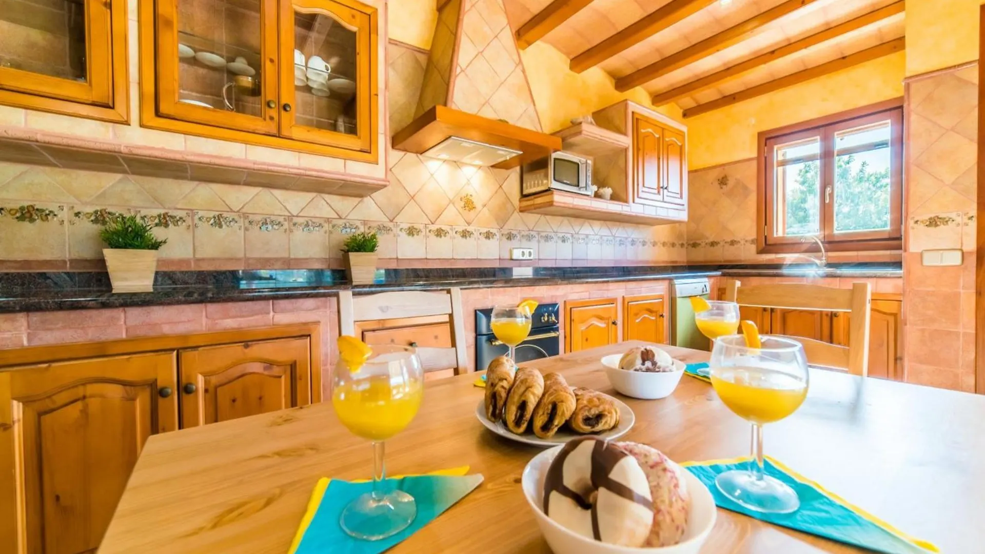 Charming Villa For 8 Guests Selva  Spanien